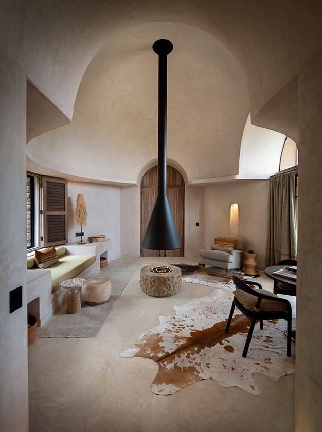 Muebles, lámparas, tejidos y decoración han sido elaborados a mano por comunidades locales.