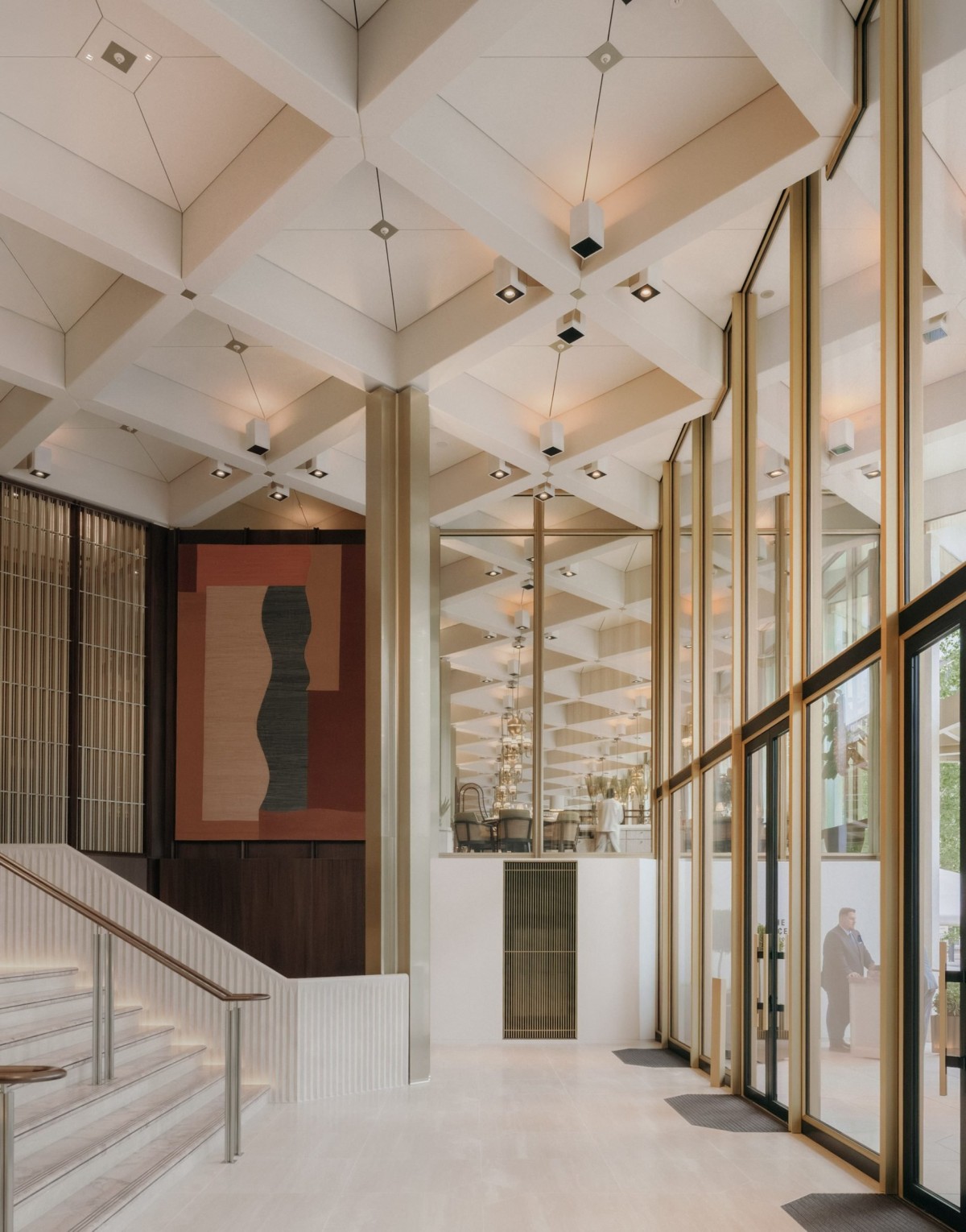 La rehabilitación dejó a la vista el espectacular techo diagrid de hormigón visto.