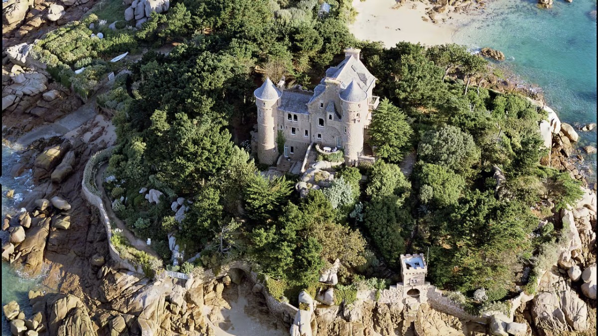 Isla privada con castillo a la venta en Francia