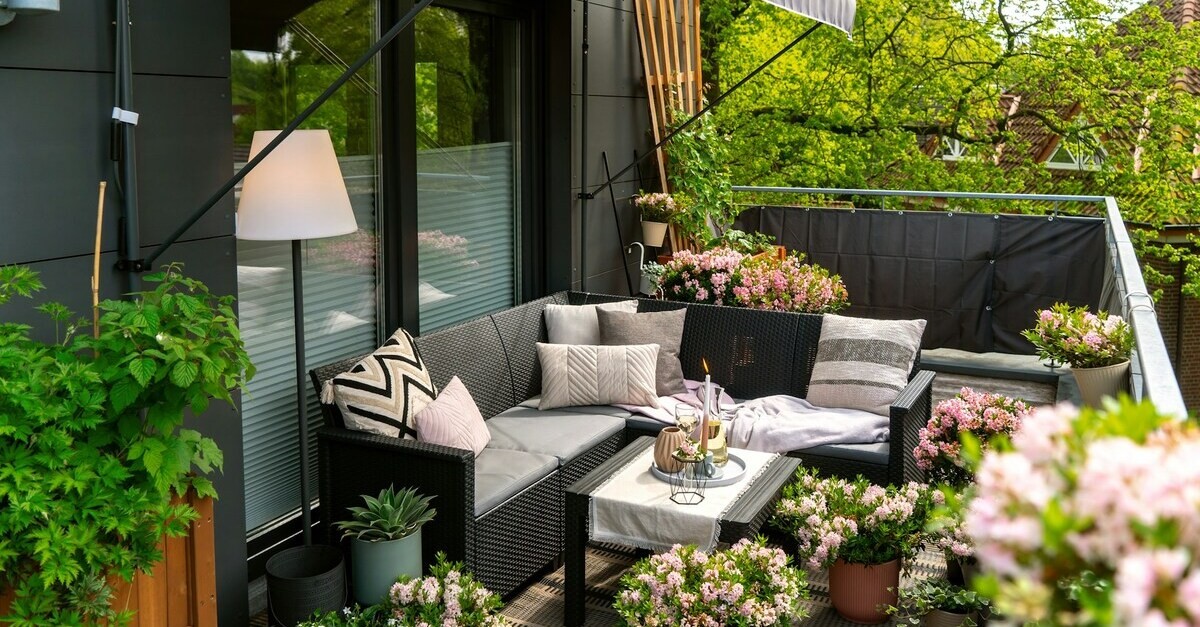 Terrazzo piccolo con molte piante