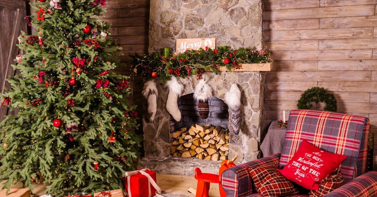 Un albero di Natale vero vicino ad un camino