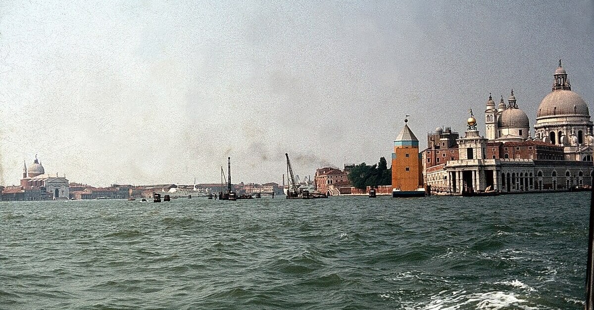 Il teatro del mondo visto da lontano