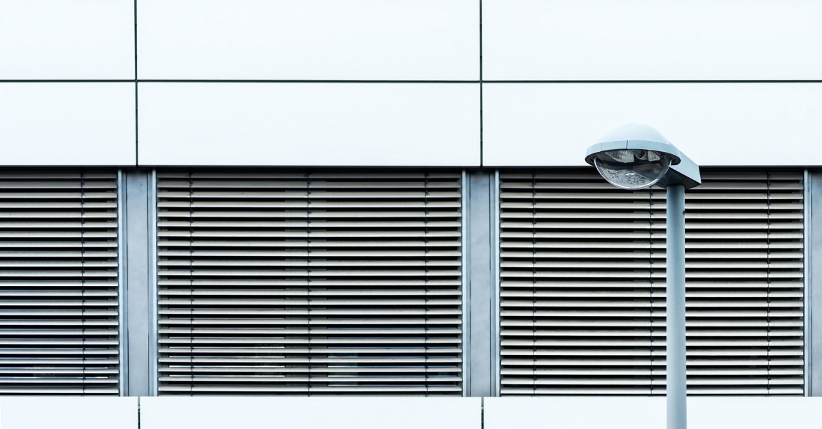 Un edificio moderno con frangisole in metallo