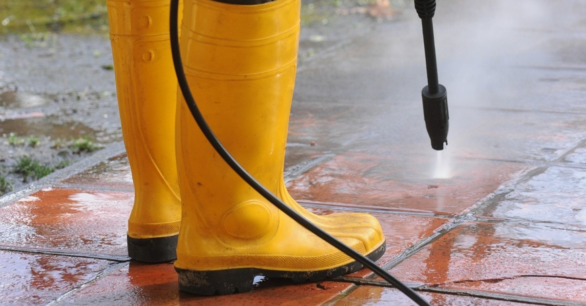 Un'idropulitrice usata per pulire le fughe tra le mattonelle