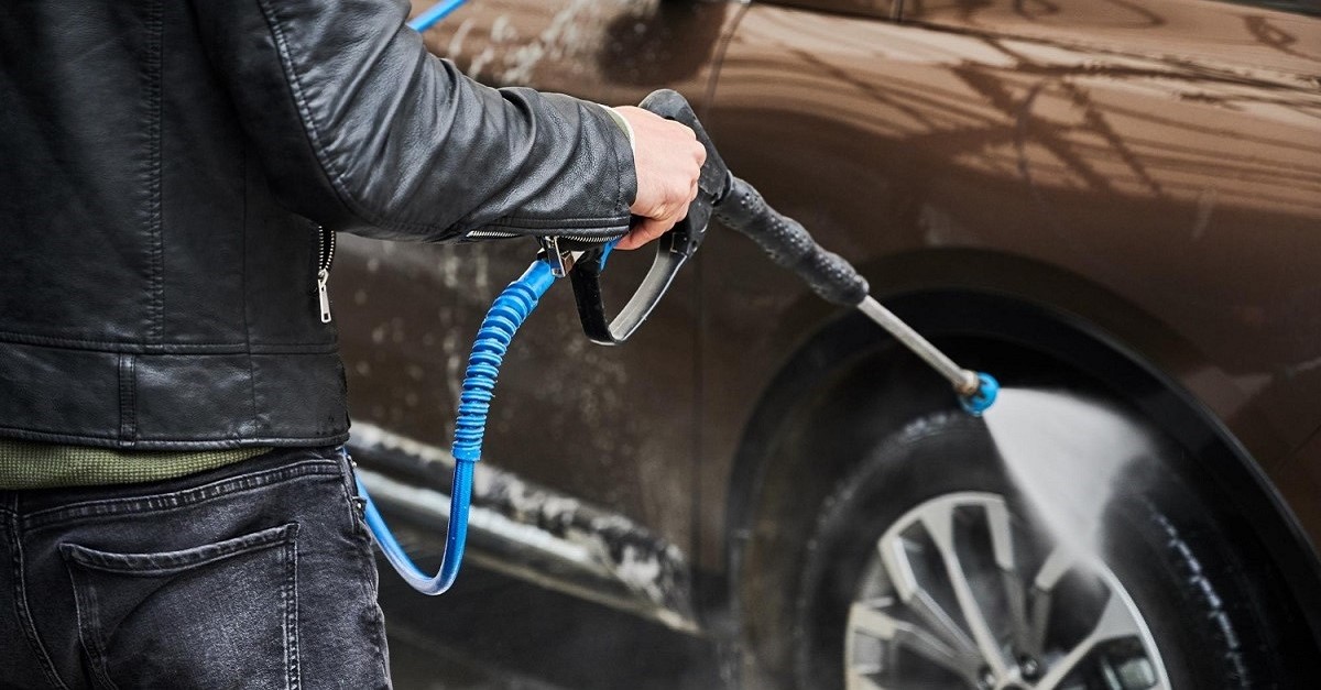 Il lavaggio di un'auto con un'idropulitrice
