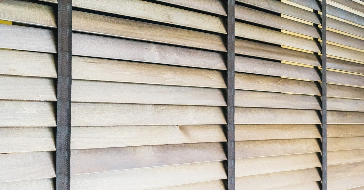 Un esempio di frangisole in legno