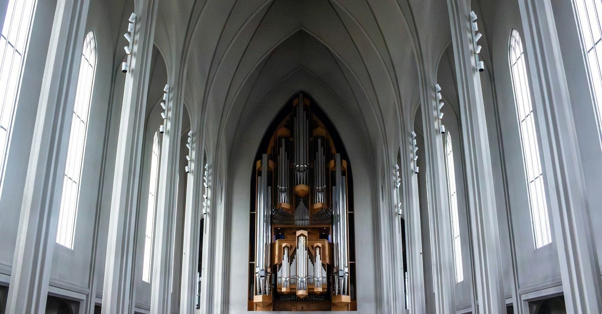 L'interno della Hallgrímskirkja, con l'organo monumentale sullo sfondo