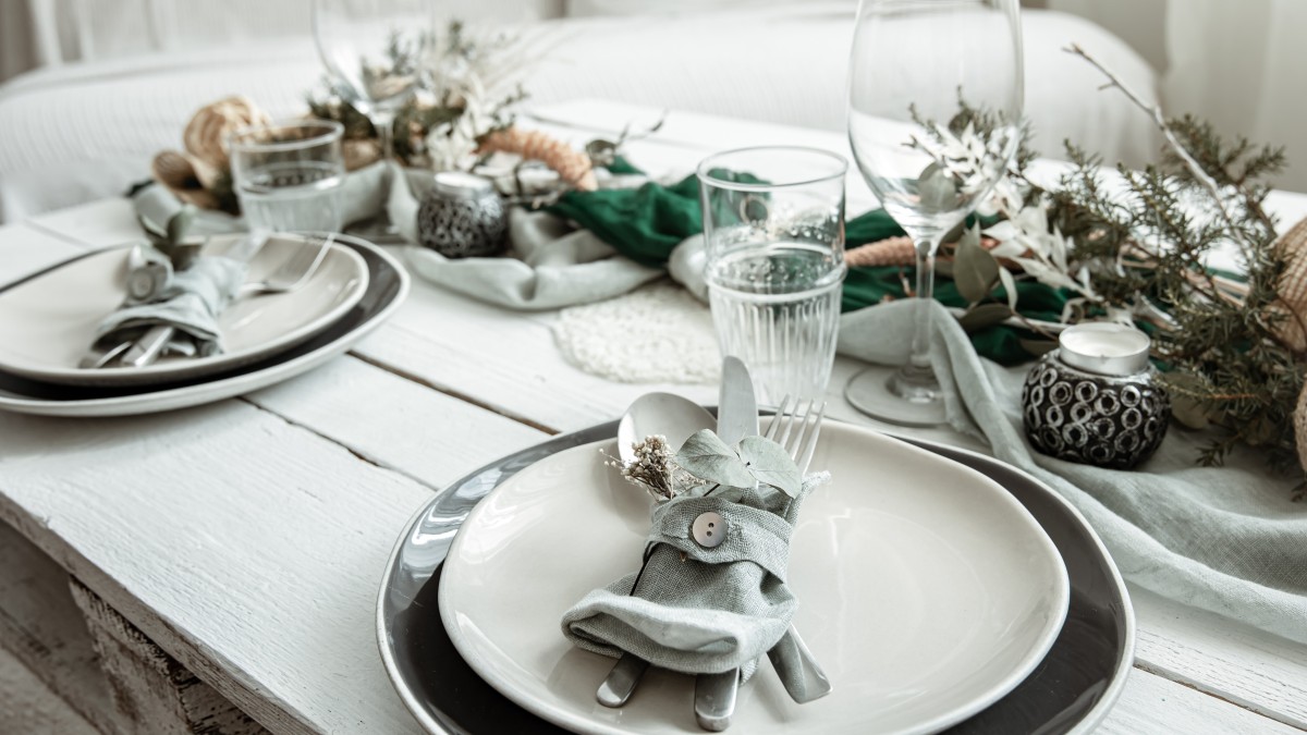 apparecchiare una tavola di natale elegante