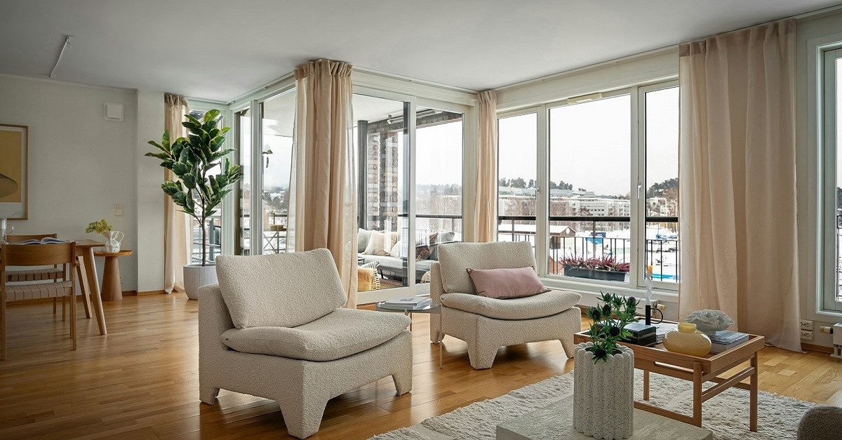 Un soggiorno spazioso collegato a un balcone