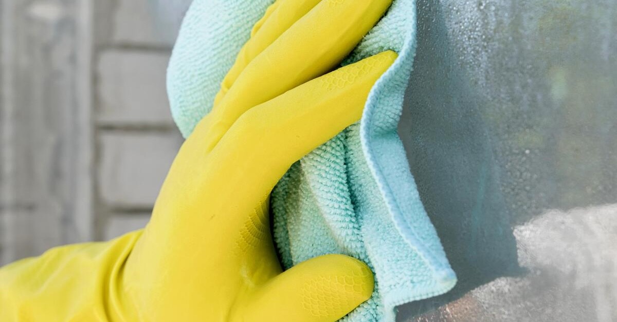 asciugare un vetro con condensa