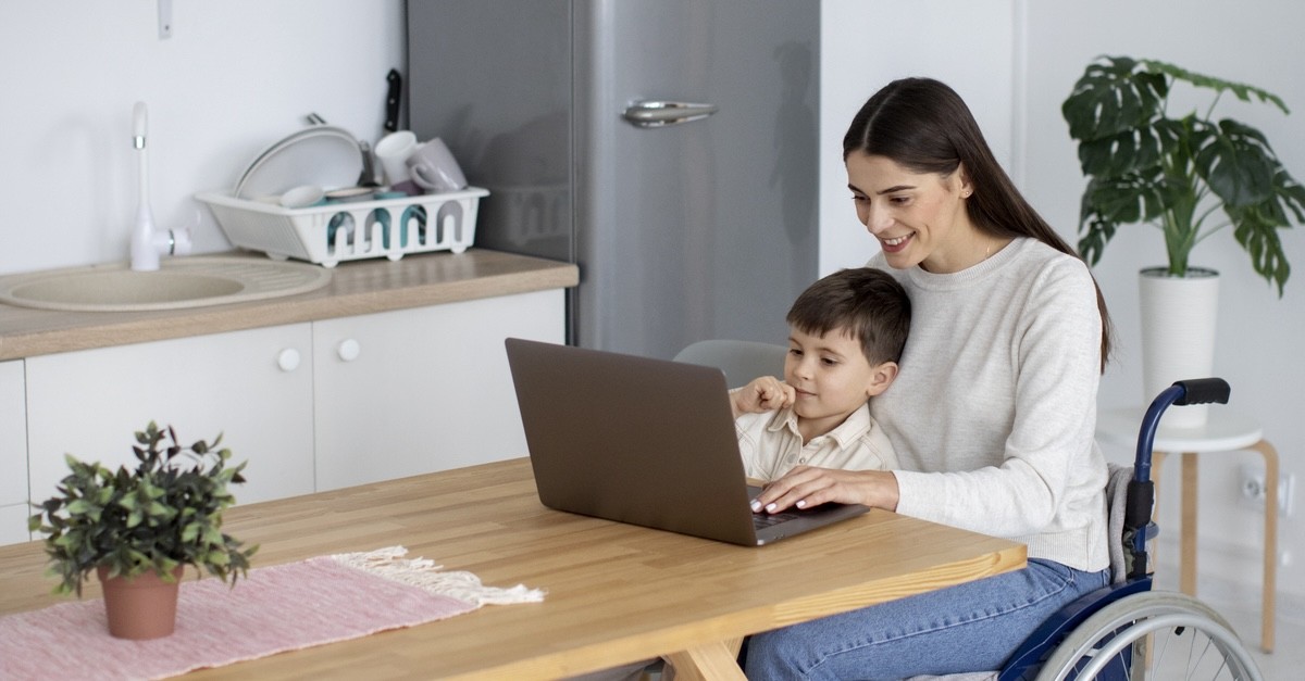 bambino con mamma disabile in casa