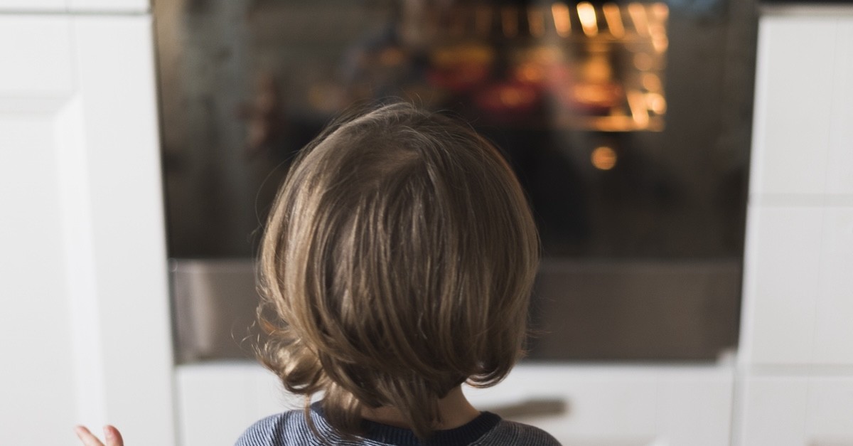 bambino davanti al forno