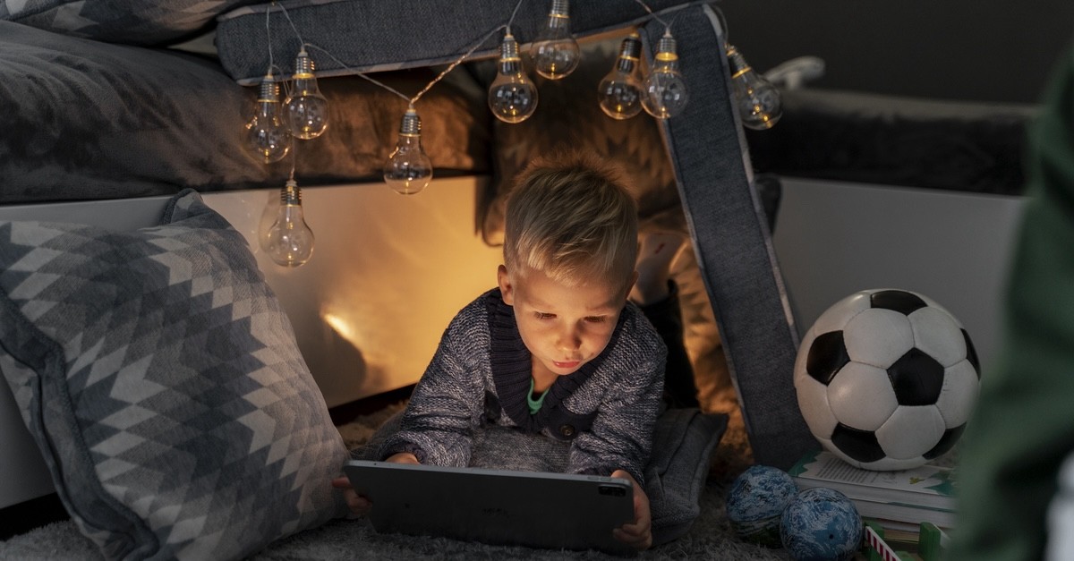 bambino in cameretta