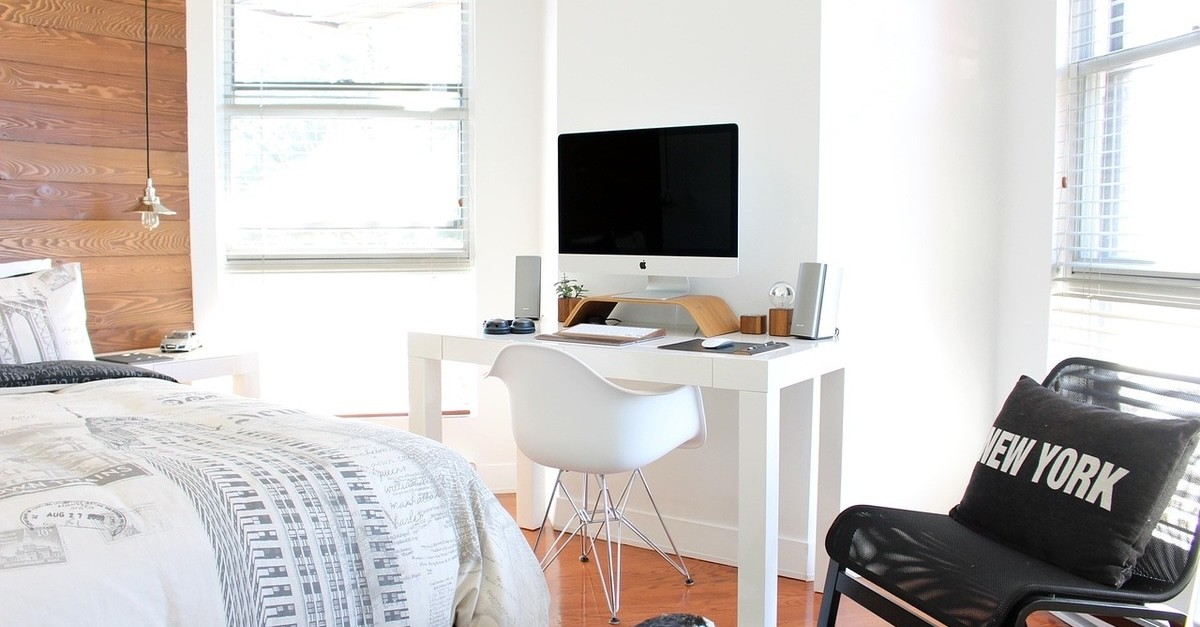 cameretta con scrivania