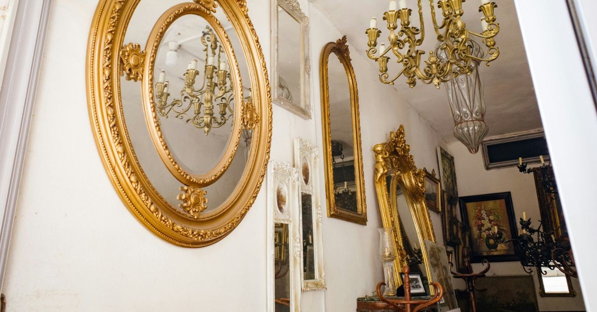 casa con specchi antichi