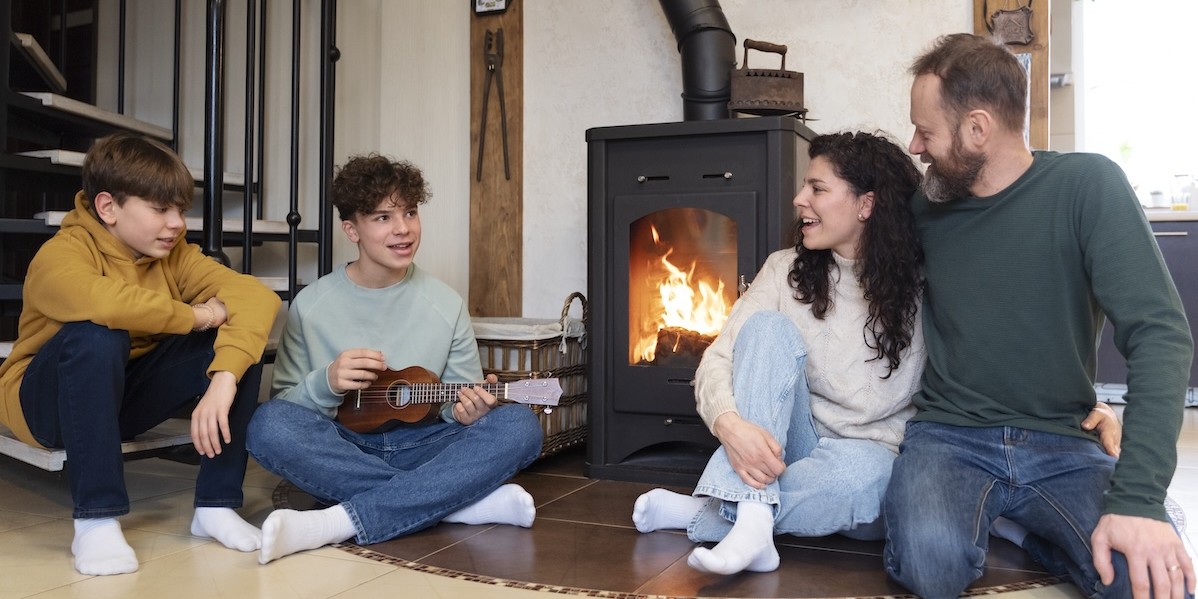 Famiglia che si ritrova insieme vicino alla stufa per riscaldarsi