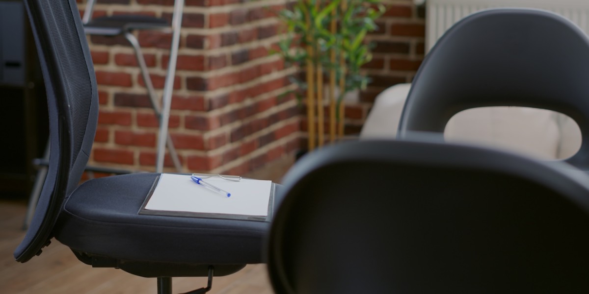 Sedie usate per incontri di gruppo in ufficio