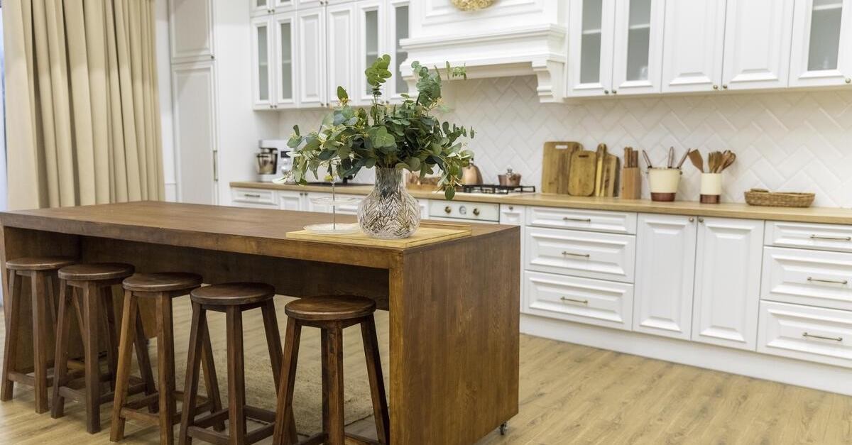 cucina con tavolo in legno