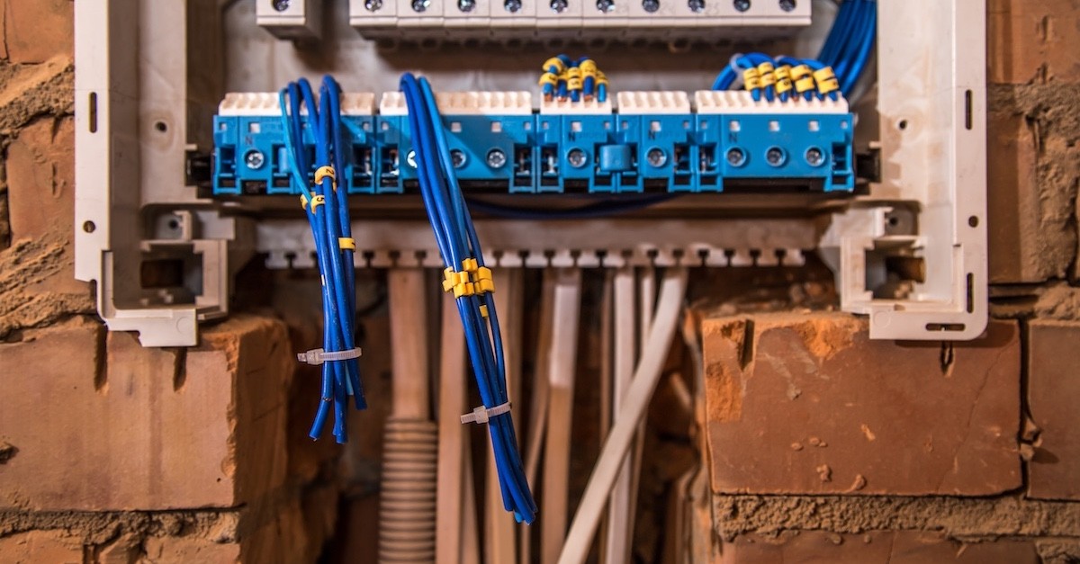 Una scatola di derivazione dentro il muro