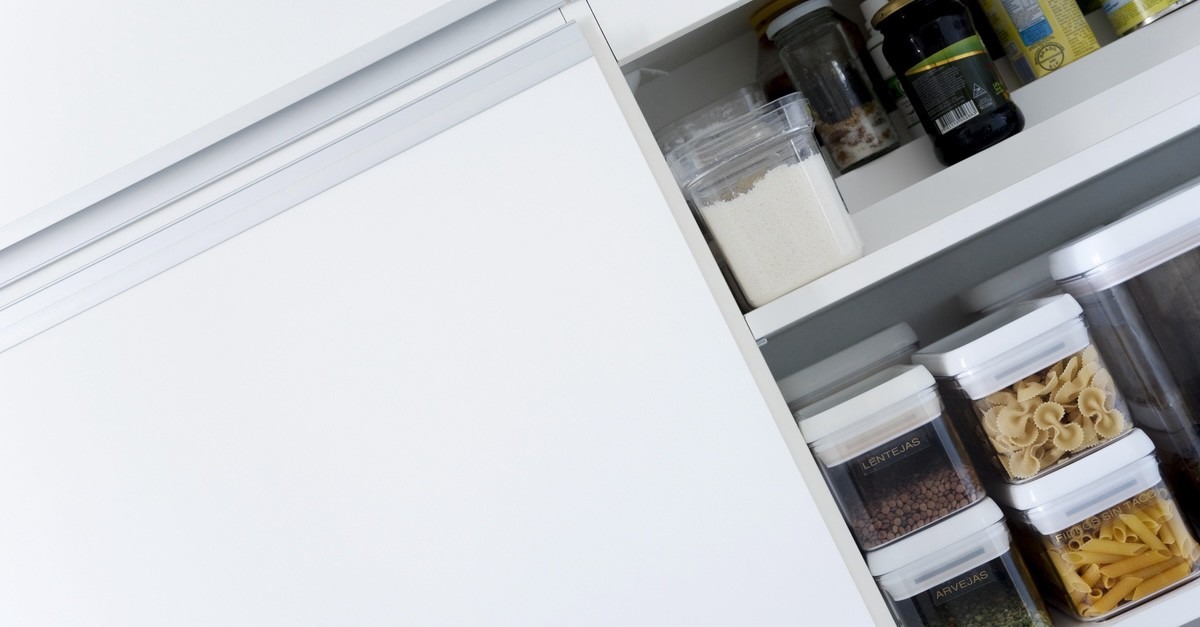 dispensa a scomparsa in cucina moderna