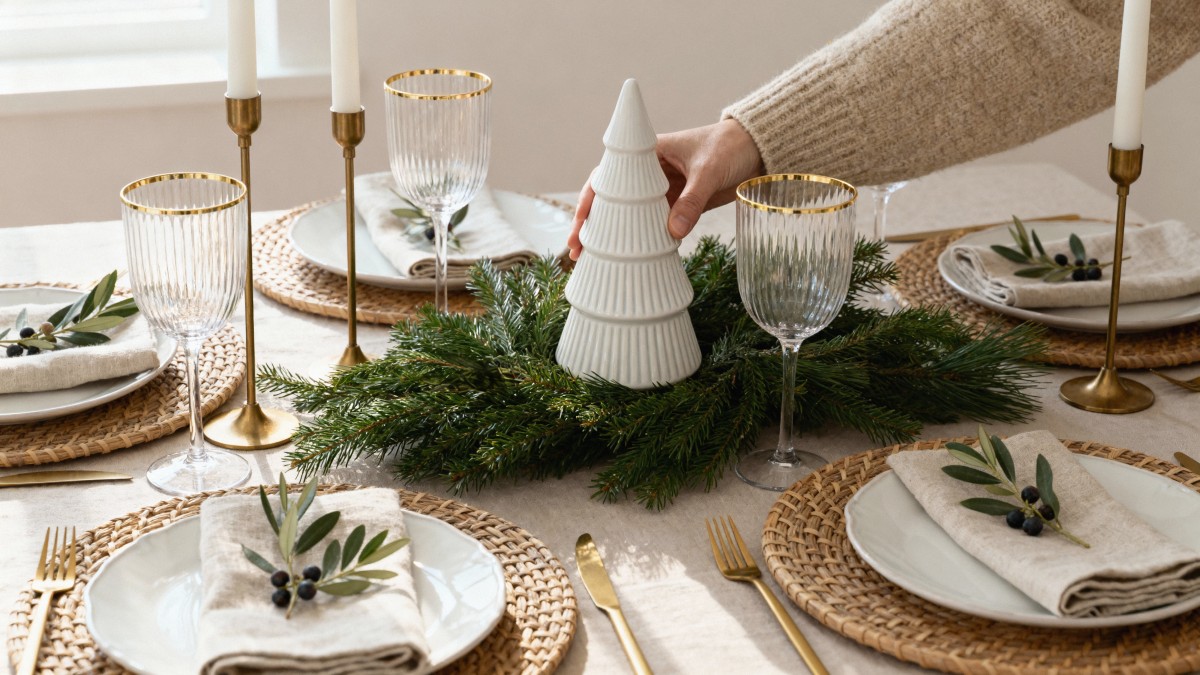 apparecchiare una tavola di natale elegante