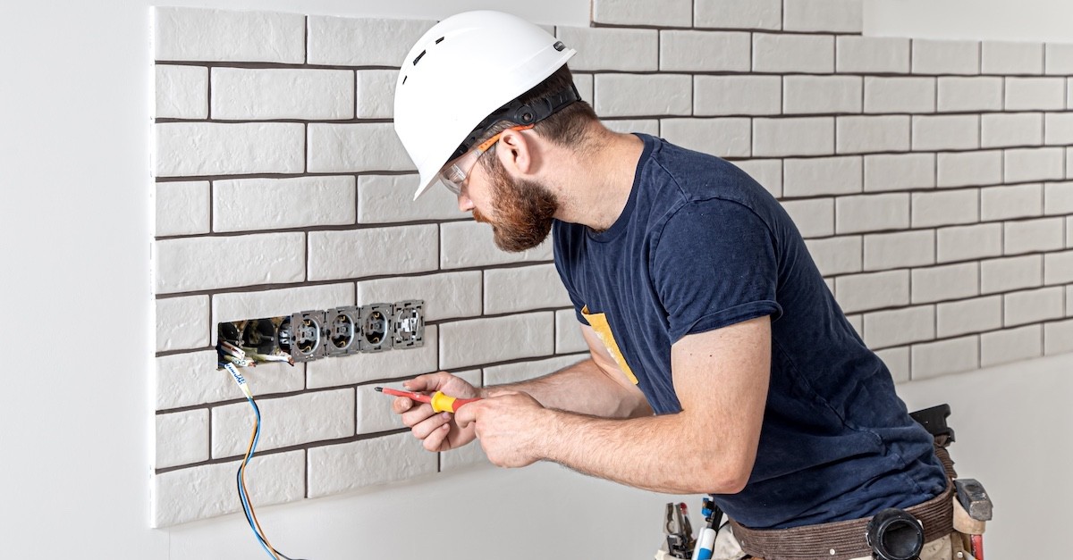 Un elettricista all'opera