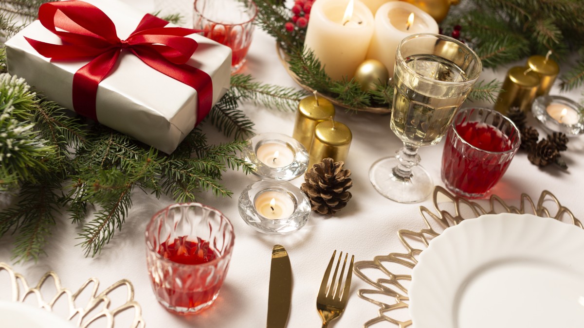 apparecchiare una tavola di natale elegante