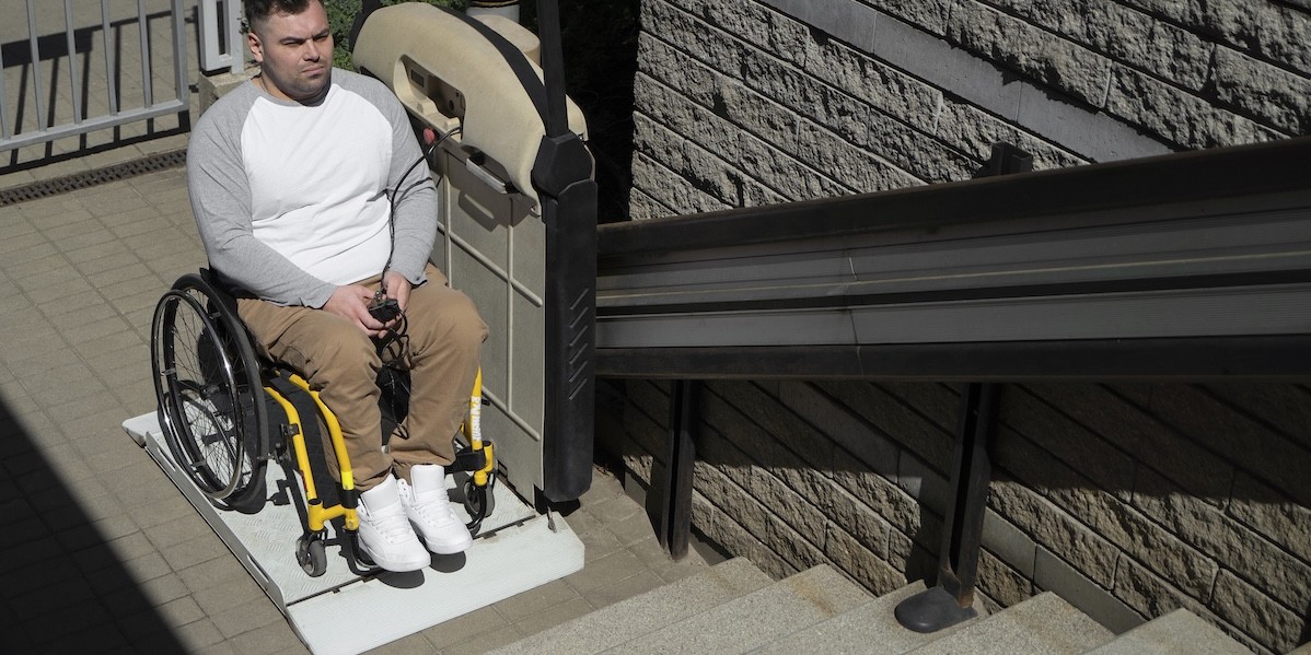 Uomo in sedia a rotelle