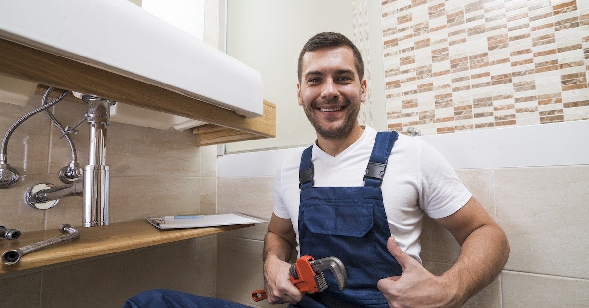 Un idraulico al lavoro