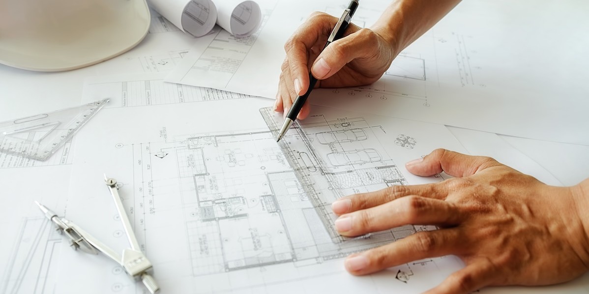 Ingegnere lavora a progetto di costruzione