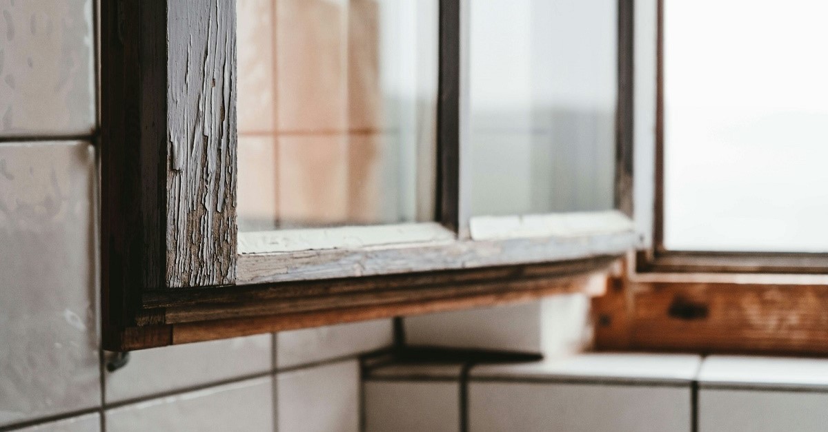 Una vecchia finestra con infissi in legno