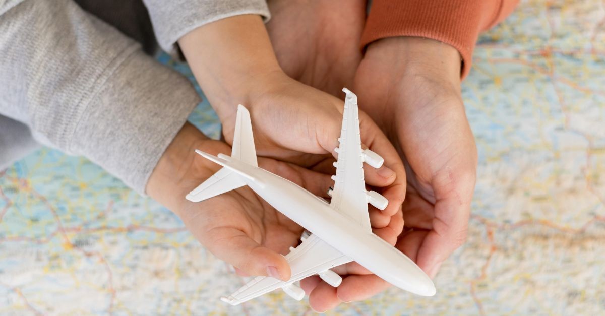 mamma e figlio che sostengono aeroplanino