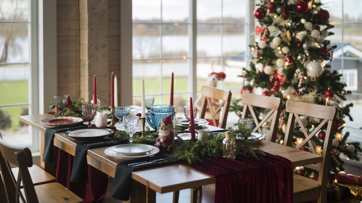 apparecchiare una tavola di natale elegante