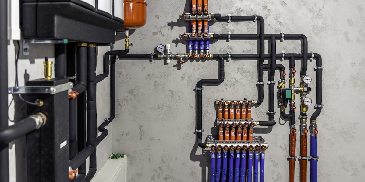 Moderno sistema di riscaldamento autonomo nella sala caldaie