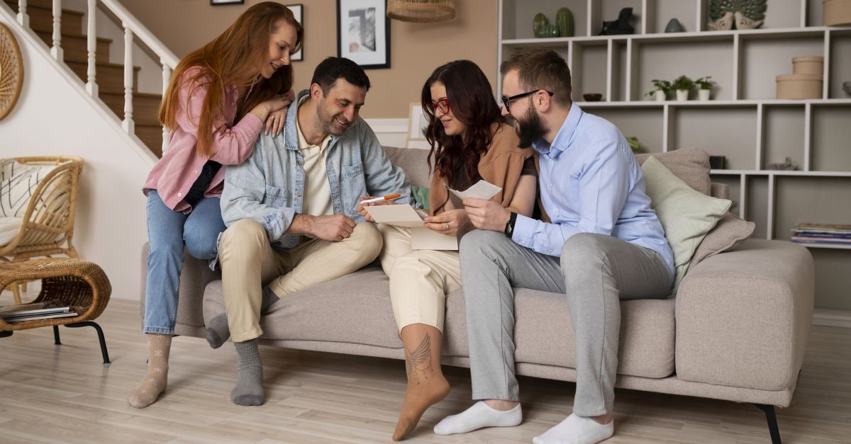 persone che sono insieme in casa 