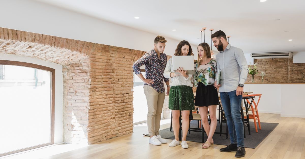 quattro persone che organizzano turni in casa