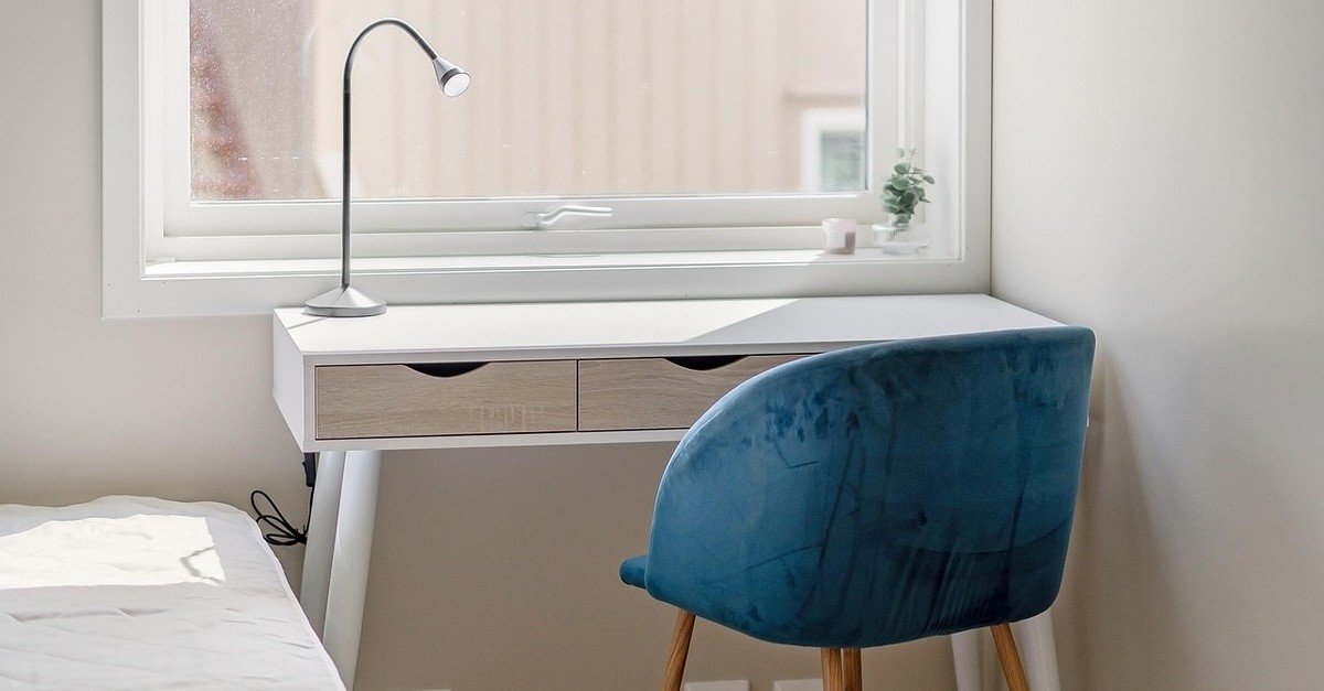scrivania in camera da letto davanti finestra
