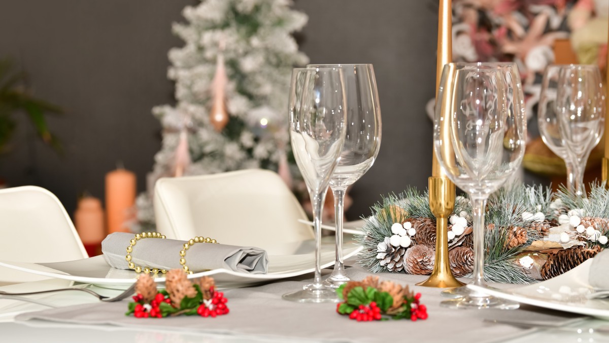 apparecchiare una tavola di natale elegante