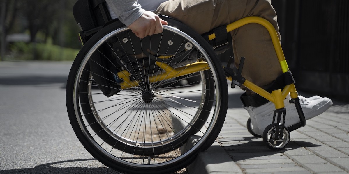 Vista laterale di sedia a rotelle per disabili