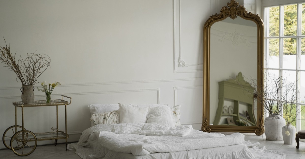 specchio antico in camera da letto