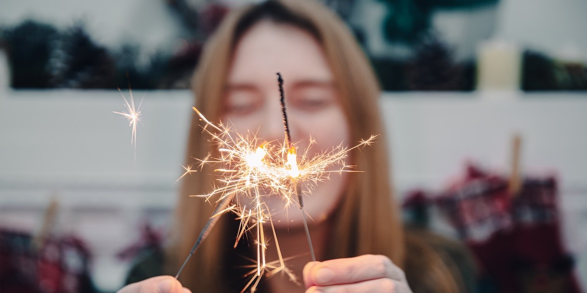 Ragazza accende una stelletta