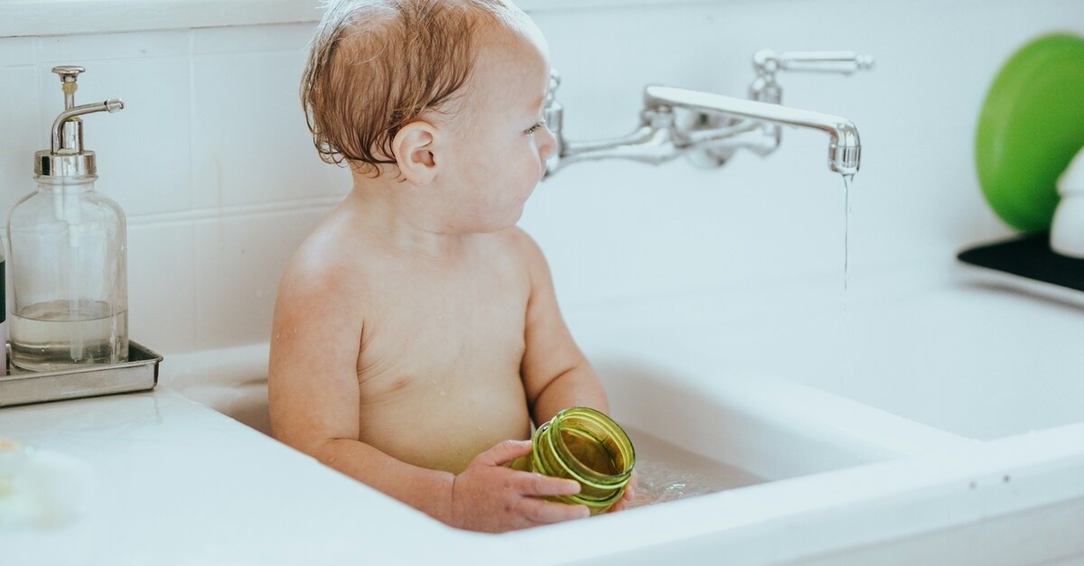 un bambino che fa il bagnetto da solo