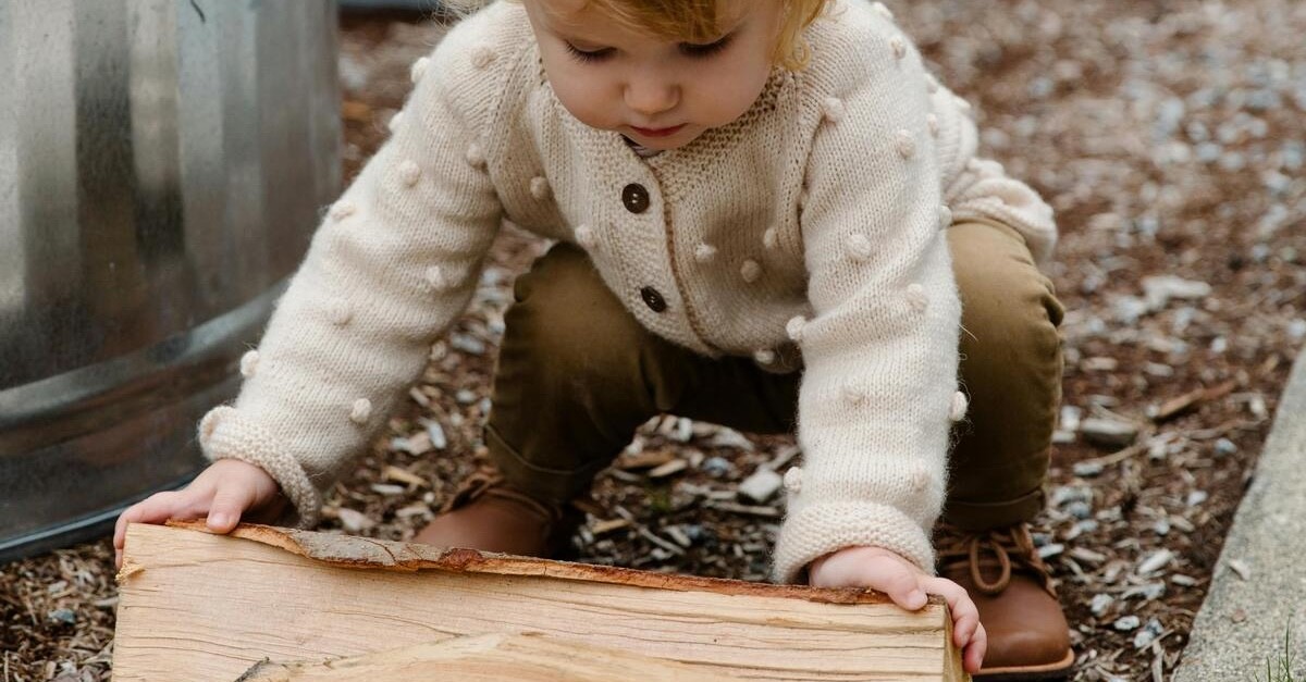 bambino da solo in giardino