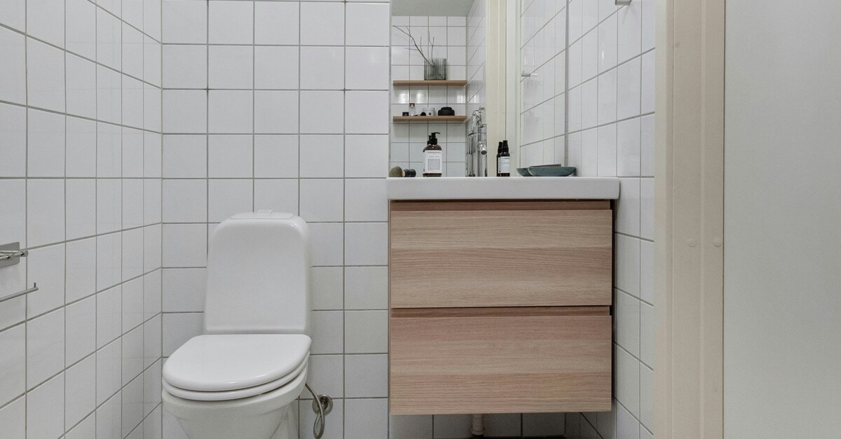 mobile sospeso in bagno