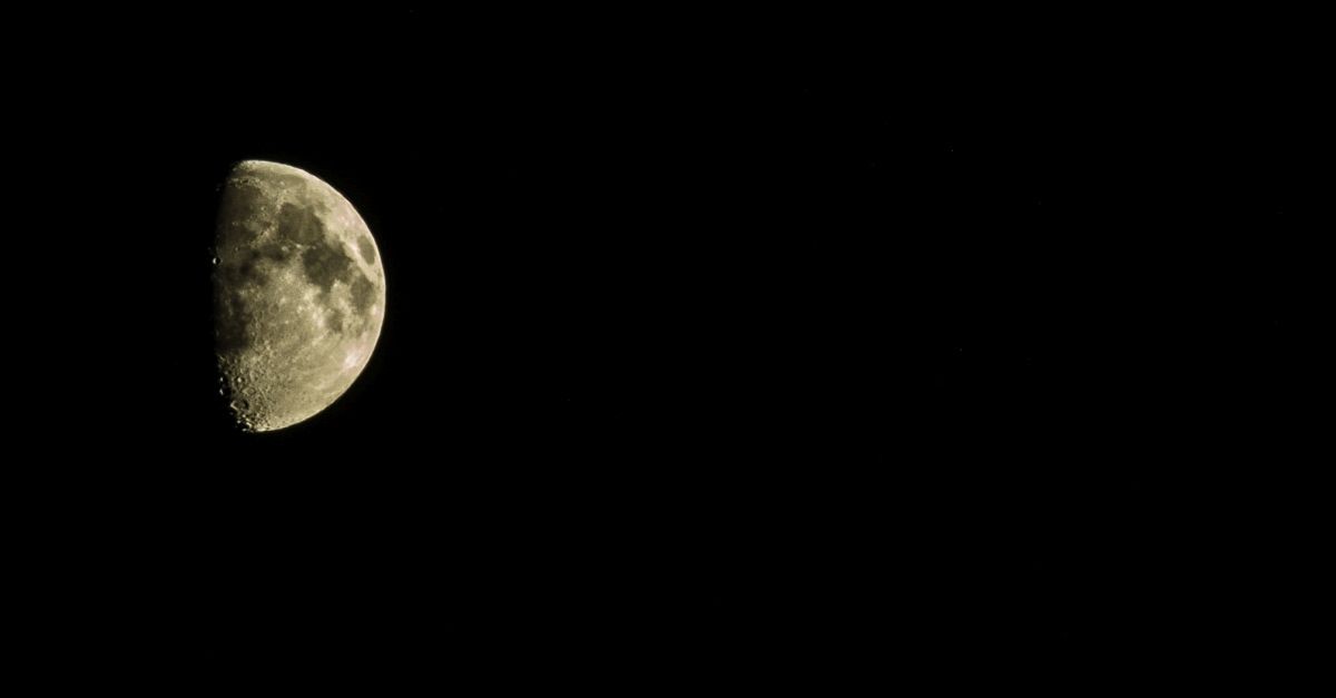 una Luna gibbosa crescente