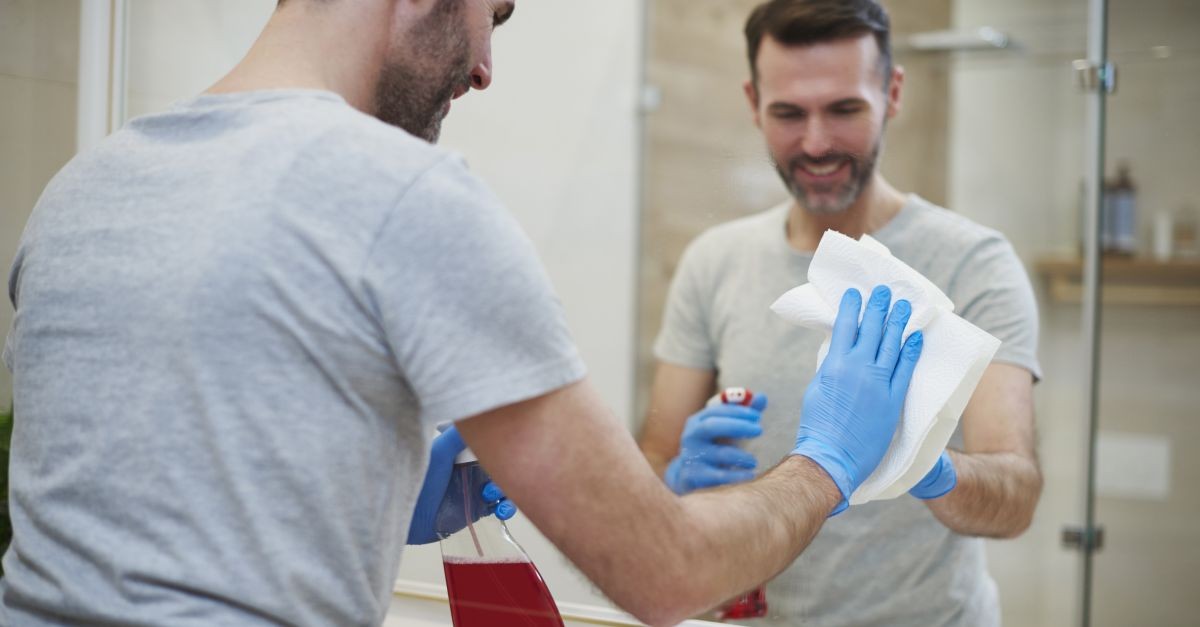 uomo che pulisce bagno