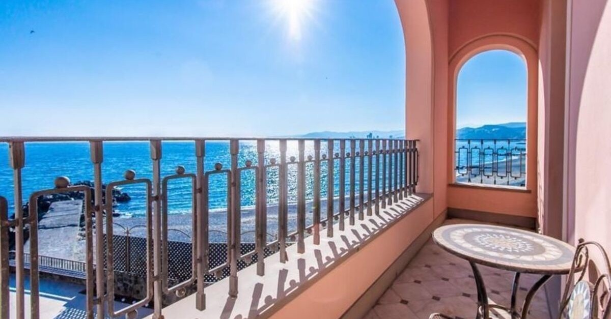 villa con balcone a Albisola Superiore
