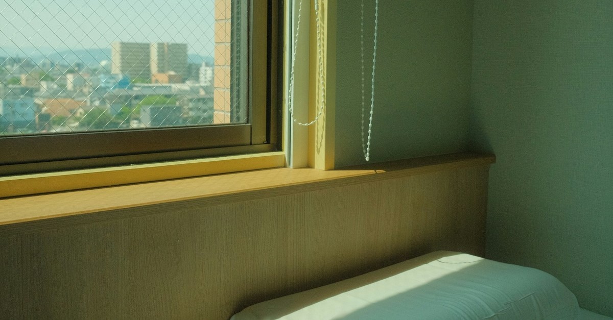 Una finestra con infissi in alluminio