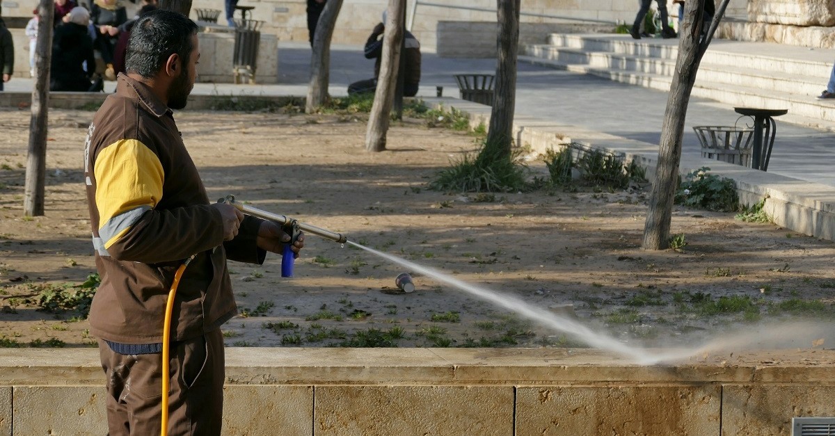 Pulizia di un muretto esterno con un'idropulitrice