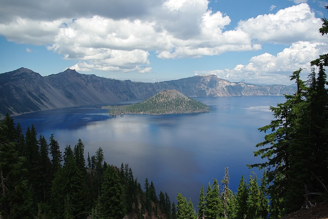 Wizard Island si trova all'interno del Crater Lake, in Oregon (Stati Uniti)